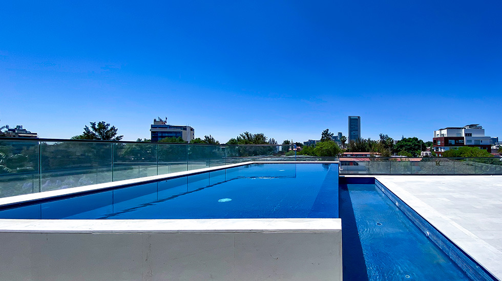 Toma de la alberca de Berilio Square y el paisaje