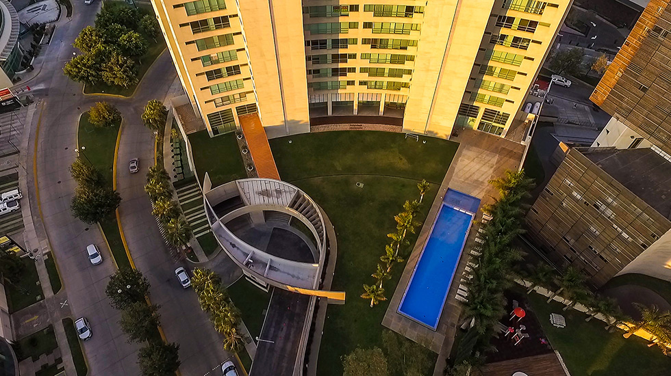 Jardín y alberca de la Torre de Hierro