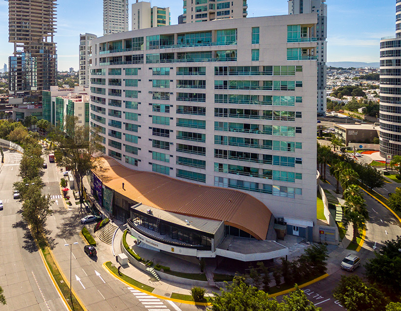 Vista completa de la Torre de Hierro