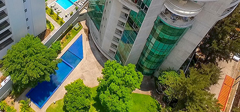 Torre Murano en una vista de su área de alberca y sus arboles