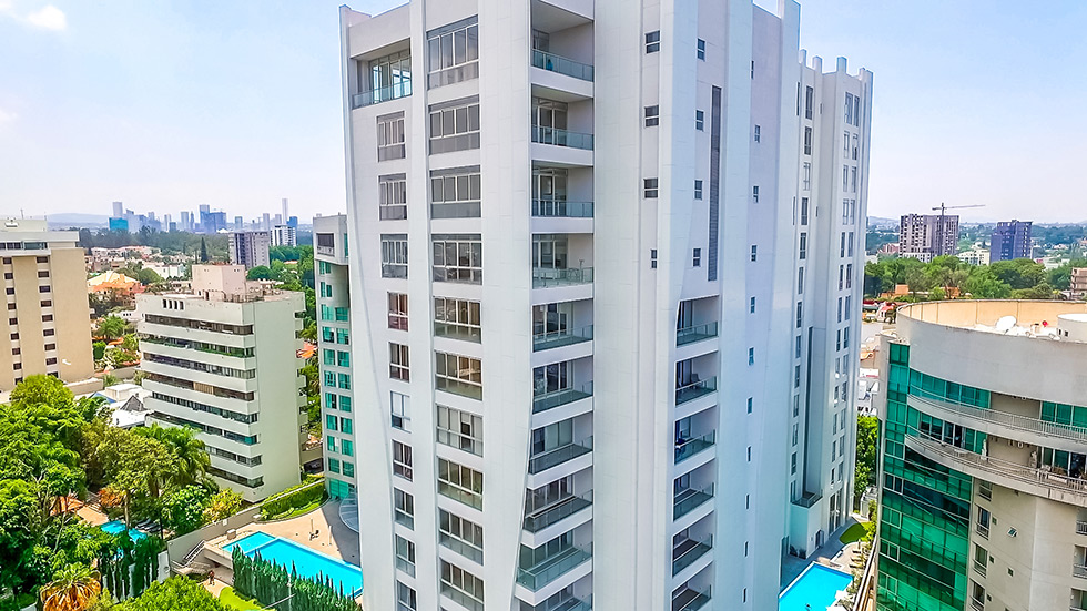 Acercamiento aéreo de Torres Mallorca en Guadalajara, Jalisco.