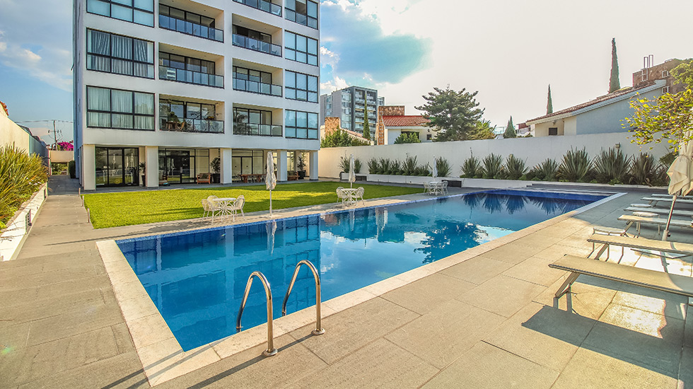 Tribeca Lofts y su hermoso jardín y alberca