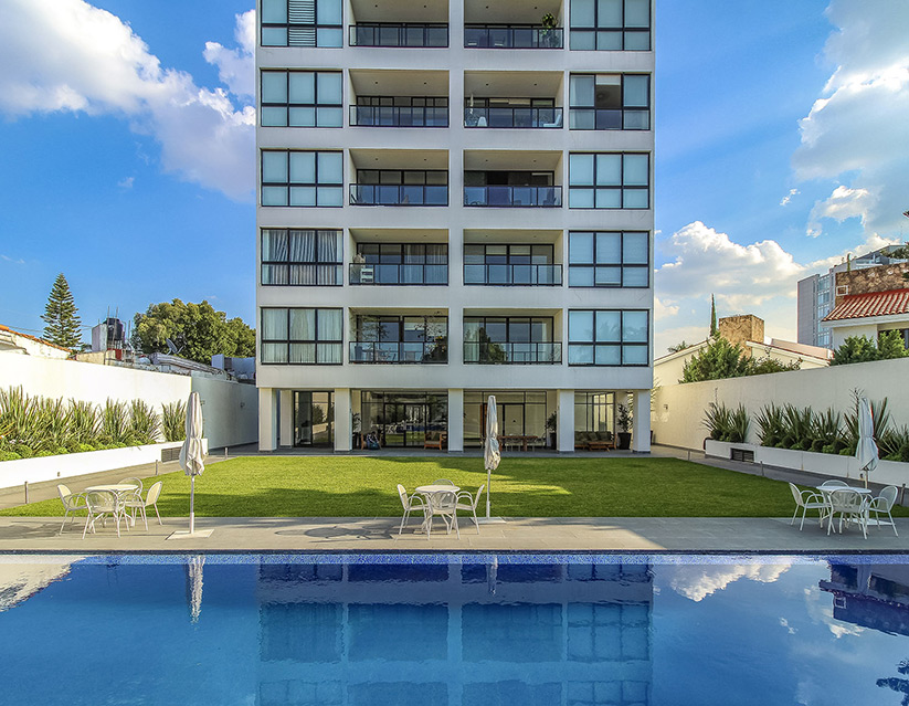 Tribeca Lofts vista desde el área de la alberca y el jardín