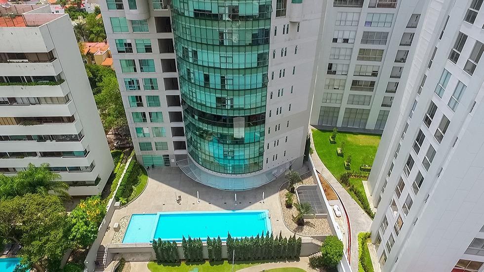 Torre Cobalto y su área de alberca