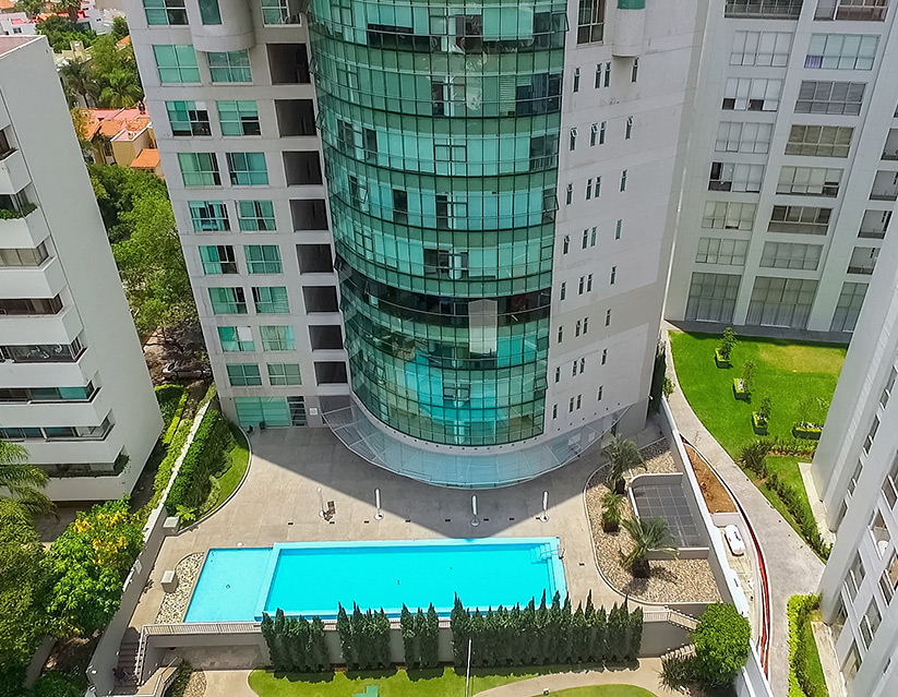 Torre Cobalto y su área de alberca